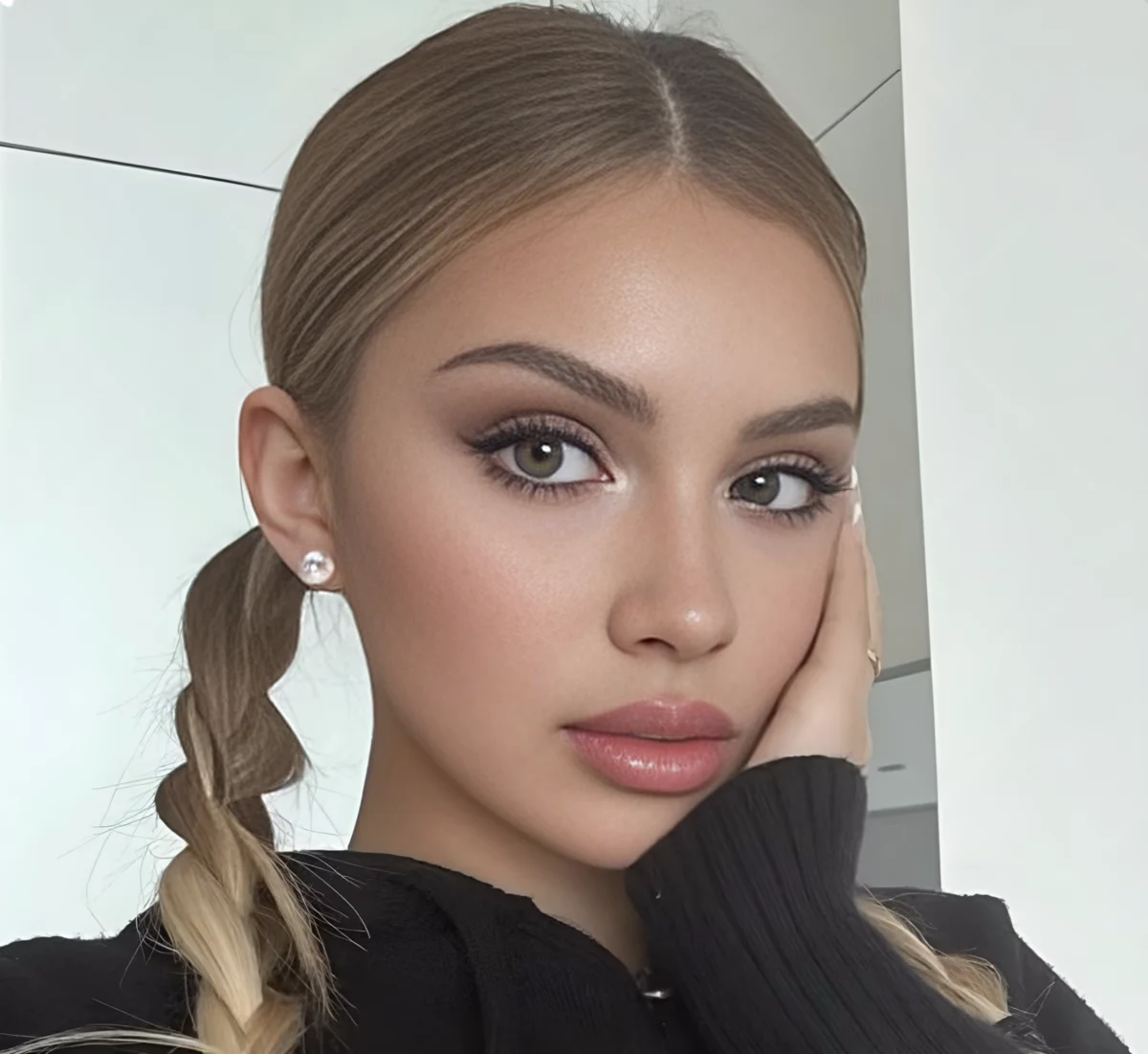 Imagen destacada de Alexa Dellanos en WikiFama